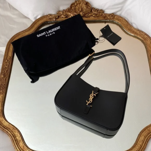 Saint Laurent 5 À 7 Shoulder Bags
